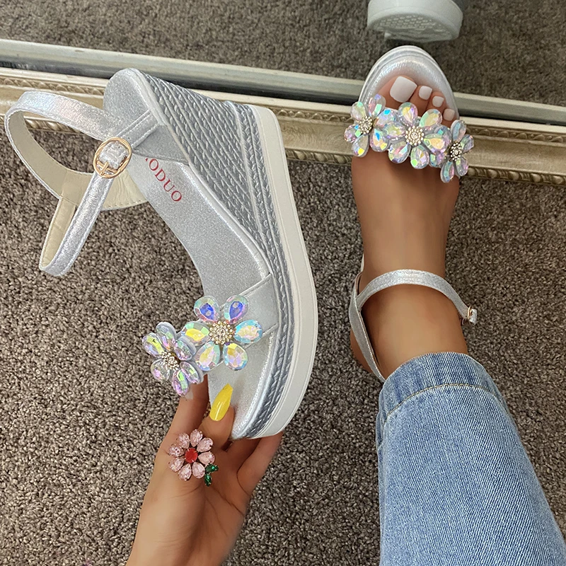 

2023 New Female Fashion Flower Open Toe Sandals Dress Elegant Silver Sandals Women Rhinestone Wedges Platform Party Shoes Woman