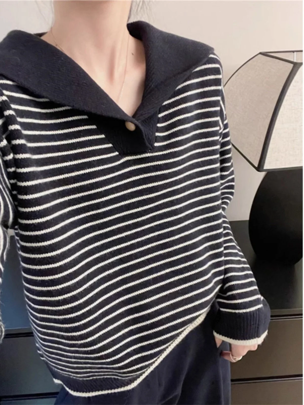 Осенне-зимняя темно-синяя рубашка с лацканами в полоску свободный утягивающий