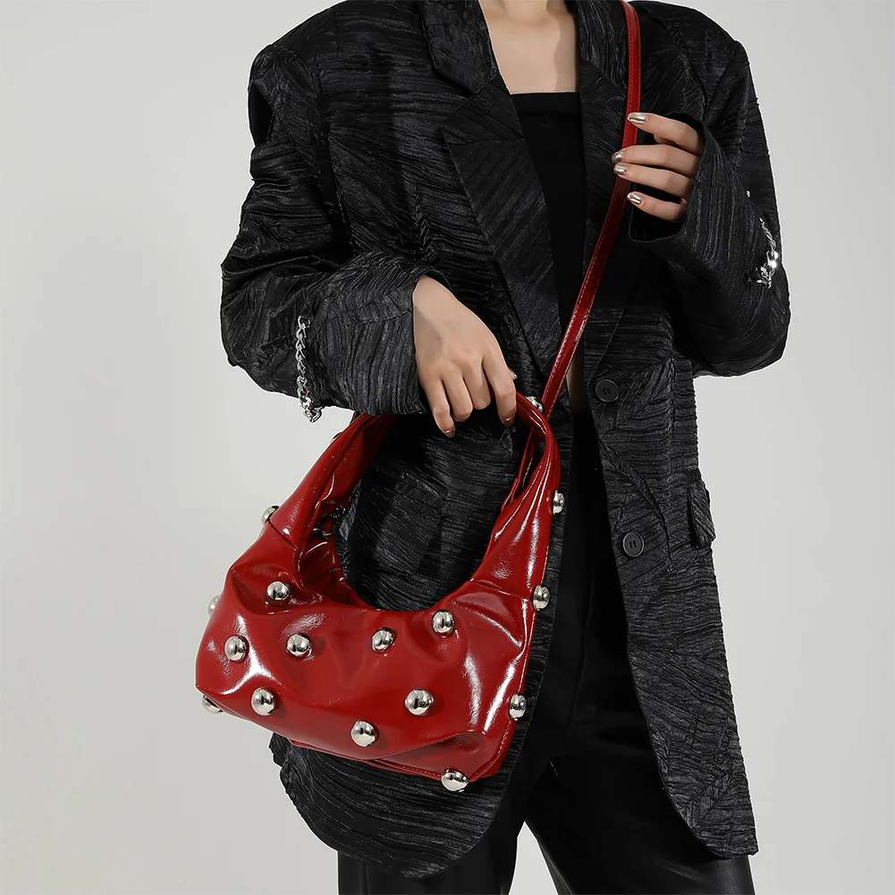 Женская сумка через плечо с заклепками из искусственной кожи стильная