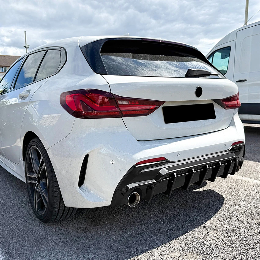 Фото Для BMW 1 серии F40 M Sport 2019-2024 годов: глянцевый черный задний бампер, диффузор, спойлер, разделитель, накладка на бампер, комплект обвеса №3