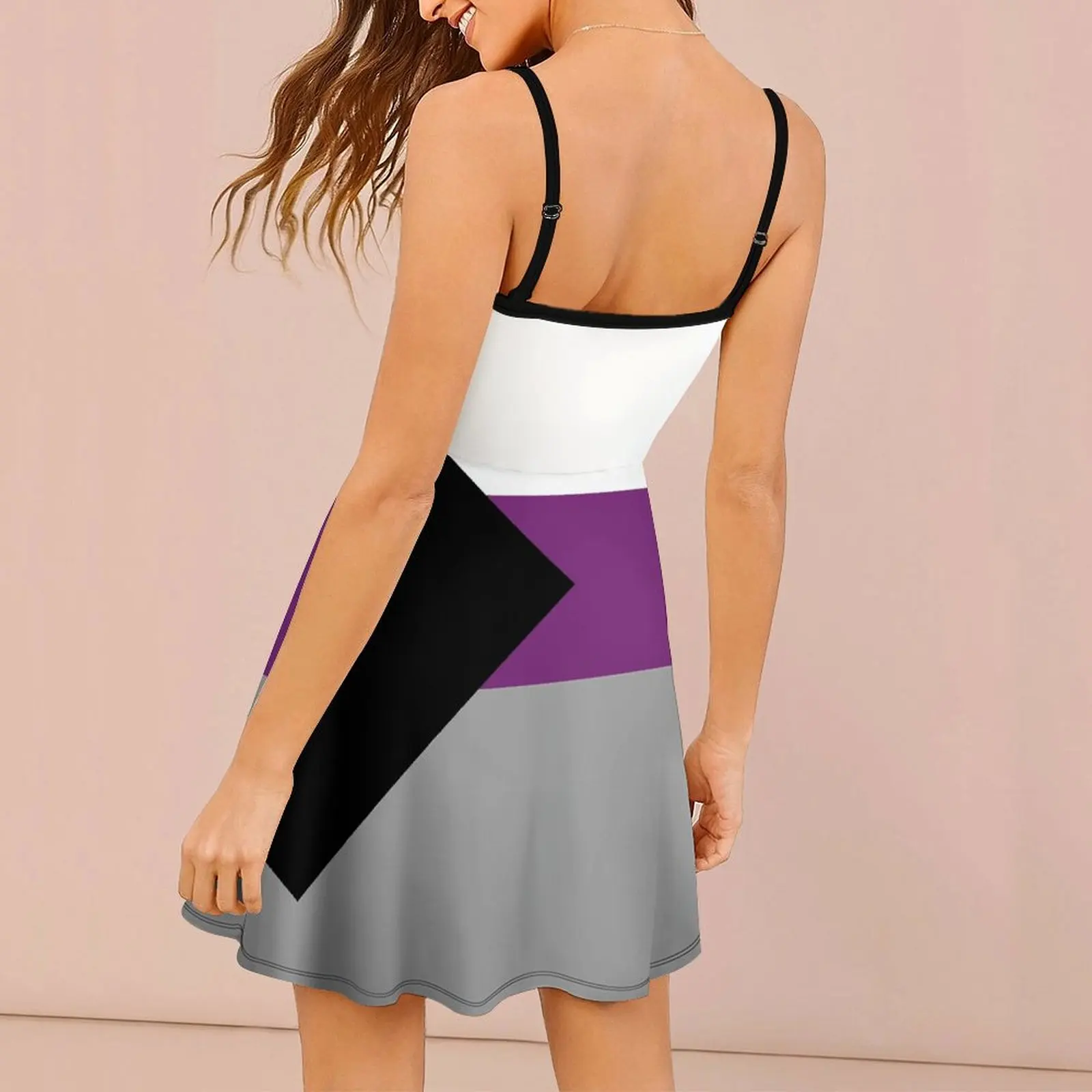 Соблазнительное однотонное женское платье на бретельках с демисексуальным