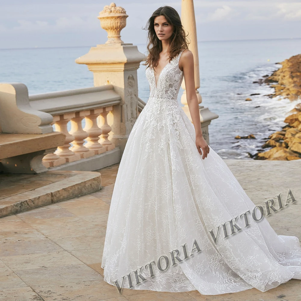 

Женское свадебное платье с V-образным вырезом и открытой спиной