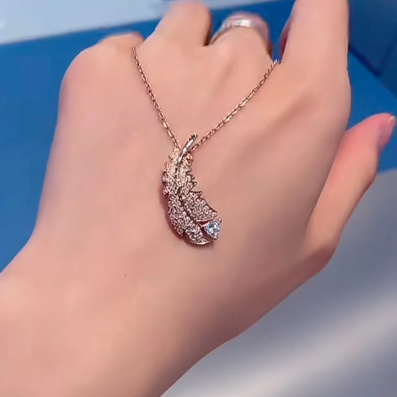 

2023 Fresh Dreamy Style Necklace Shimmer Sparkle Crystal Necklace with Feather and Swan Charm Sheer Luxurious Texture Jewelry