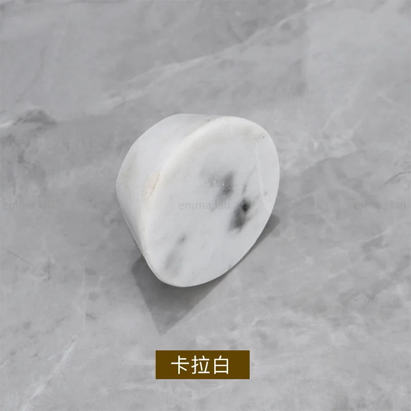 

Латунные ручки для шкафов из мрамора