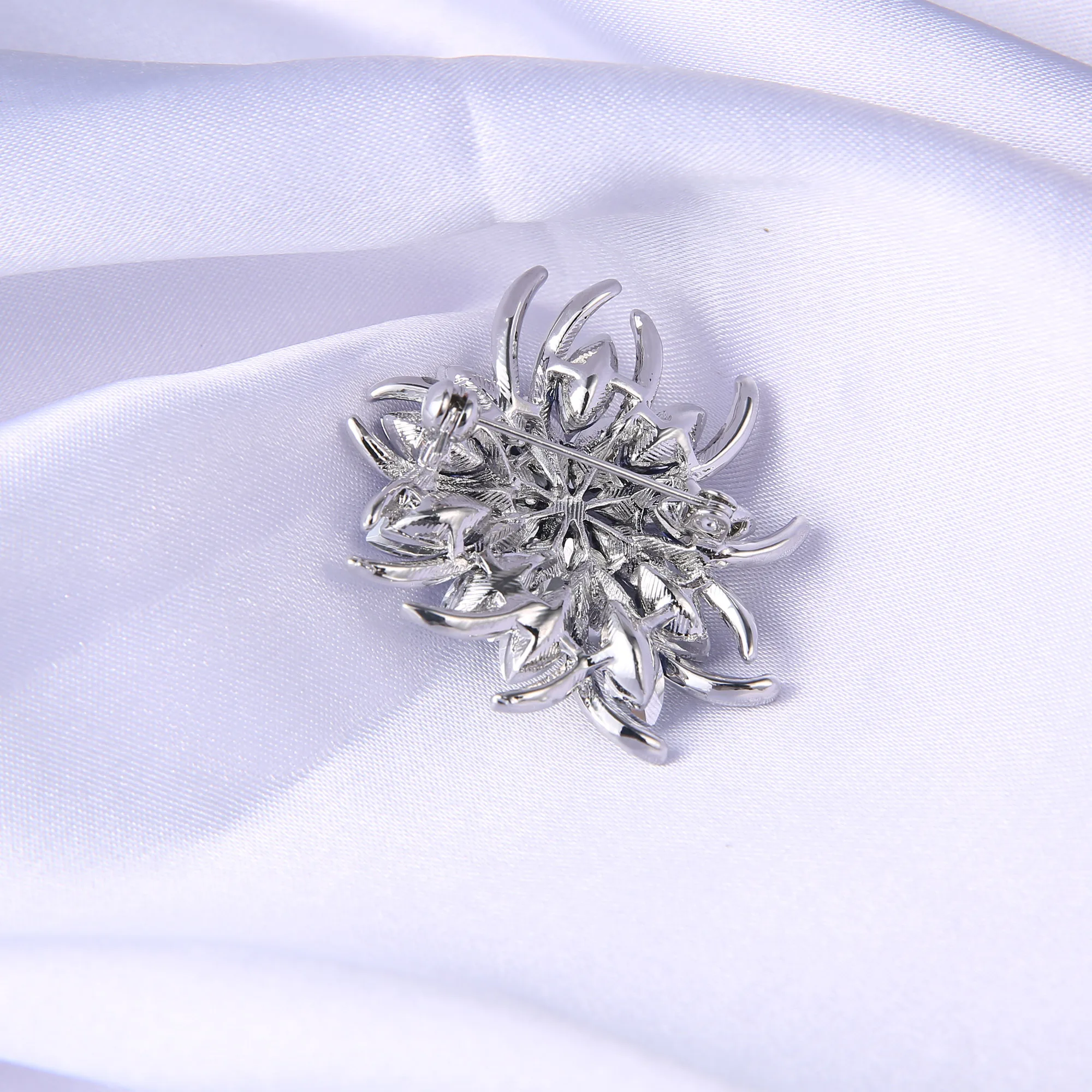 Брошь с цветочком