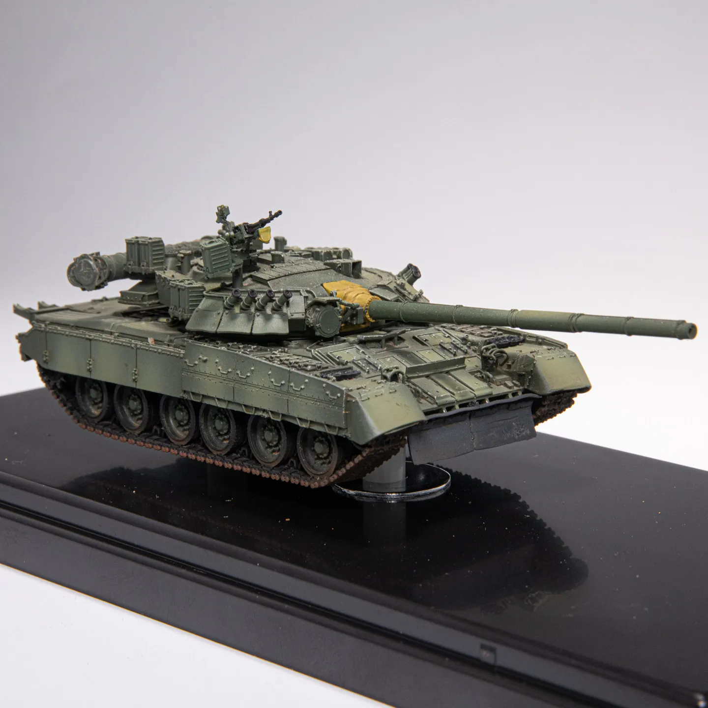 Фото Масштабная модель основного боевого танка Т-80У (1:72) из смолы, 5 метров, военная техника, классическая модель для взрослых, подарок, статическая модель для демонстрации №1