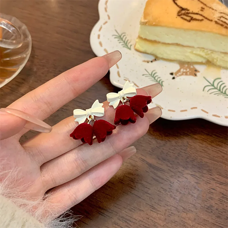 Серьги-гвоздики женские зимние винно-красные с бантом