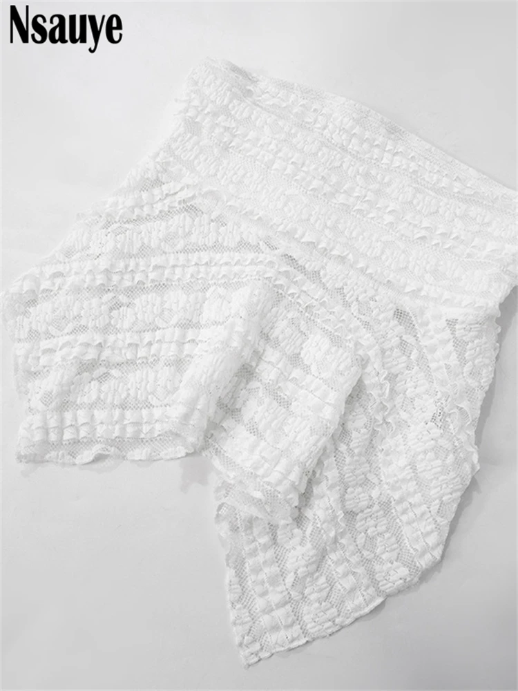 Кружевной укороченный топ без бретелек с открытыми плечами