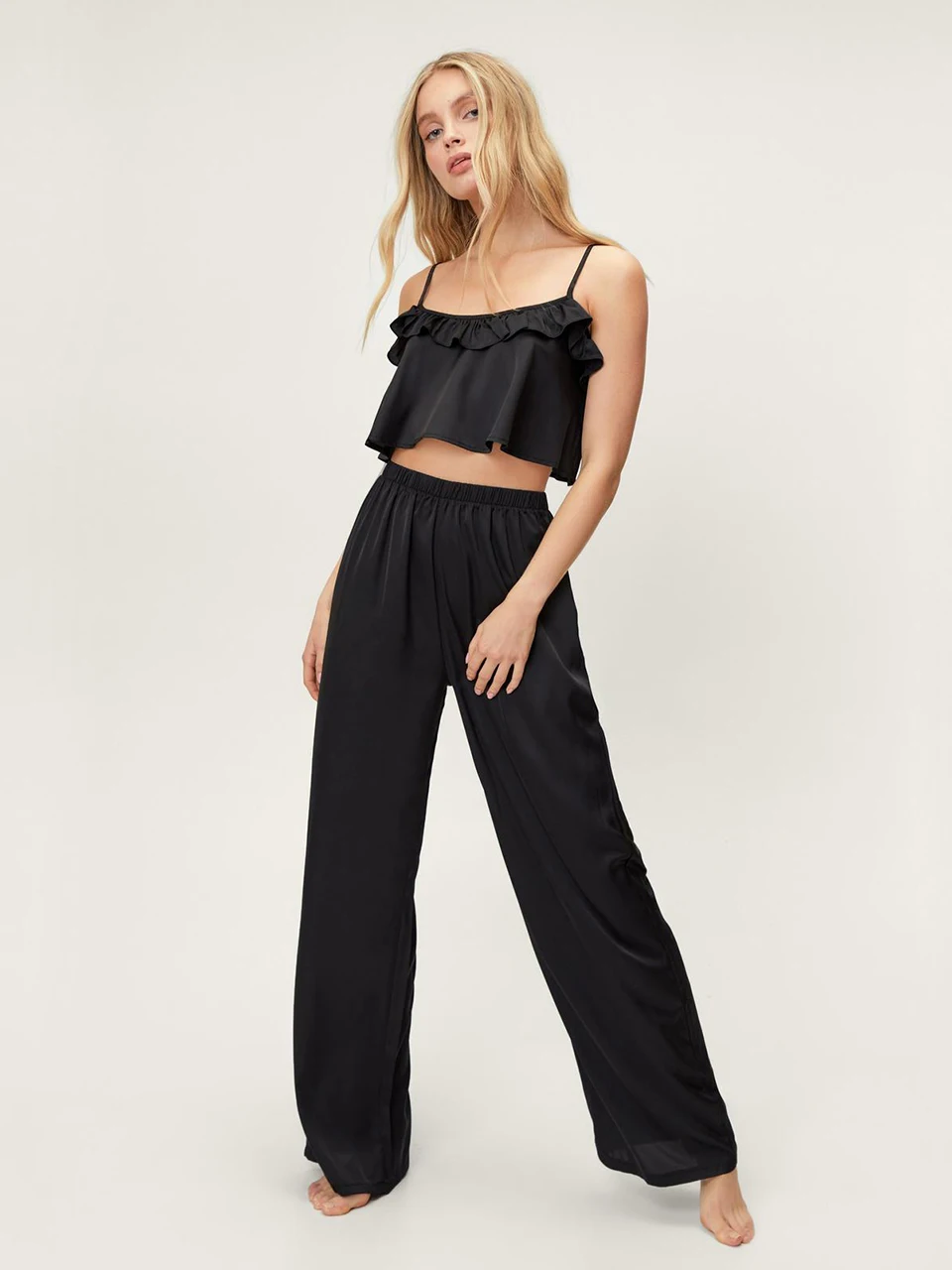 

Пижама женская атласная с оборками, на тонких бретельках, с открытой спиной