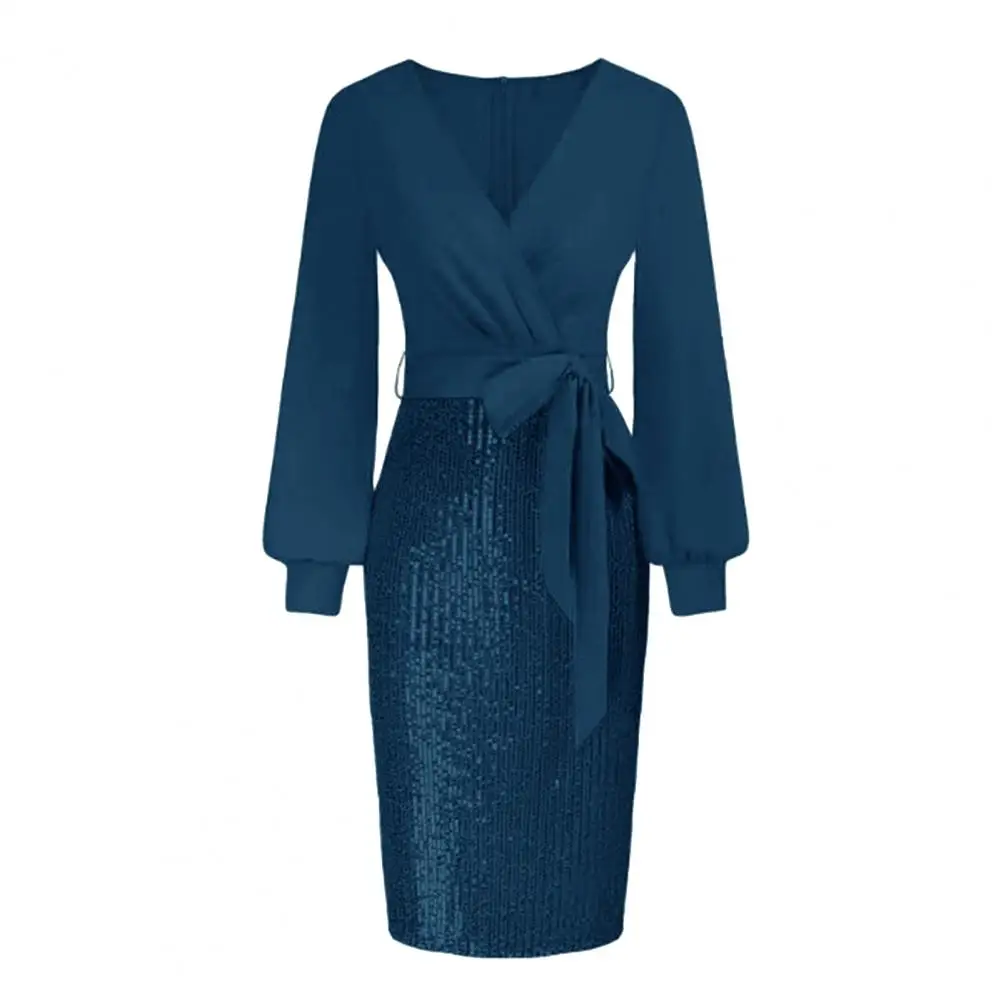 Платье с пайетками Элегантное платье-футляр V-образным вырезом и блестками на