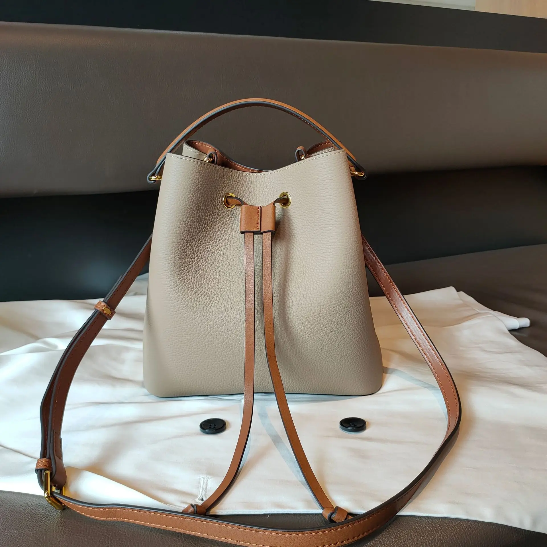 

2021 New Retro Simple Large-capacity Bucket Fashion Drawstring Shoulder Messenger Bag