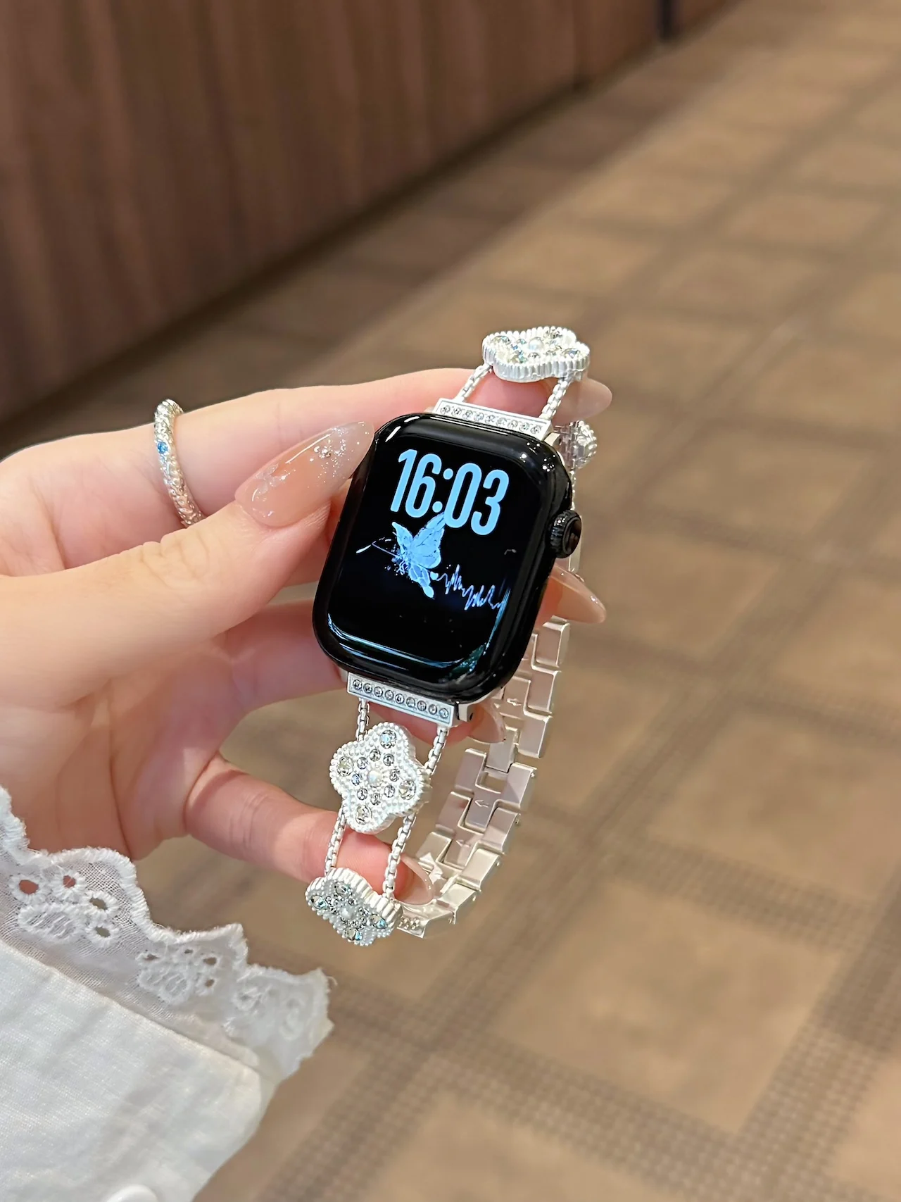 Фото Ремешок с четырехлистным клевером и стразами для Apple Watch 38/40/41/42/44/45/49 мм, стильный и эффектный браслет для iWatch Series №2