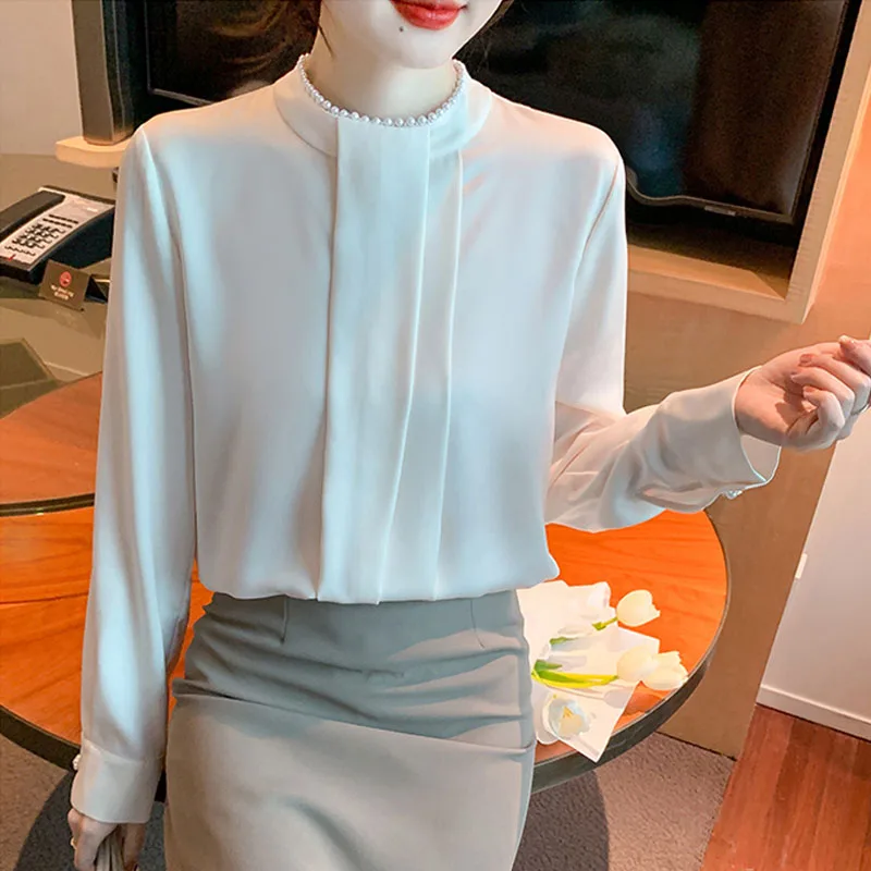 Женская шифоновая блузка с длинным рукавом круглым вырезом и бусинами модель 2024