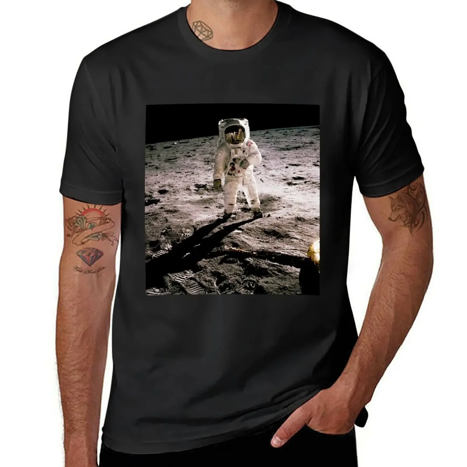 Футболка Buzz Aldrin Walking on Lunar Surface As Photographed by Neil Armstrong возвышенные мужские высокие