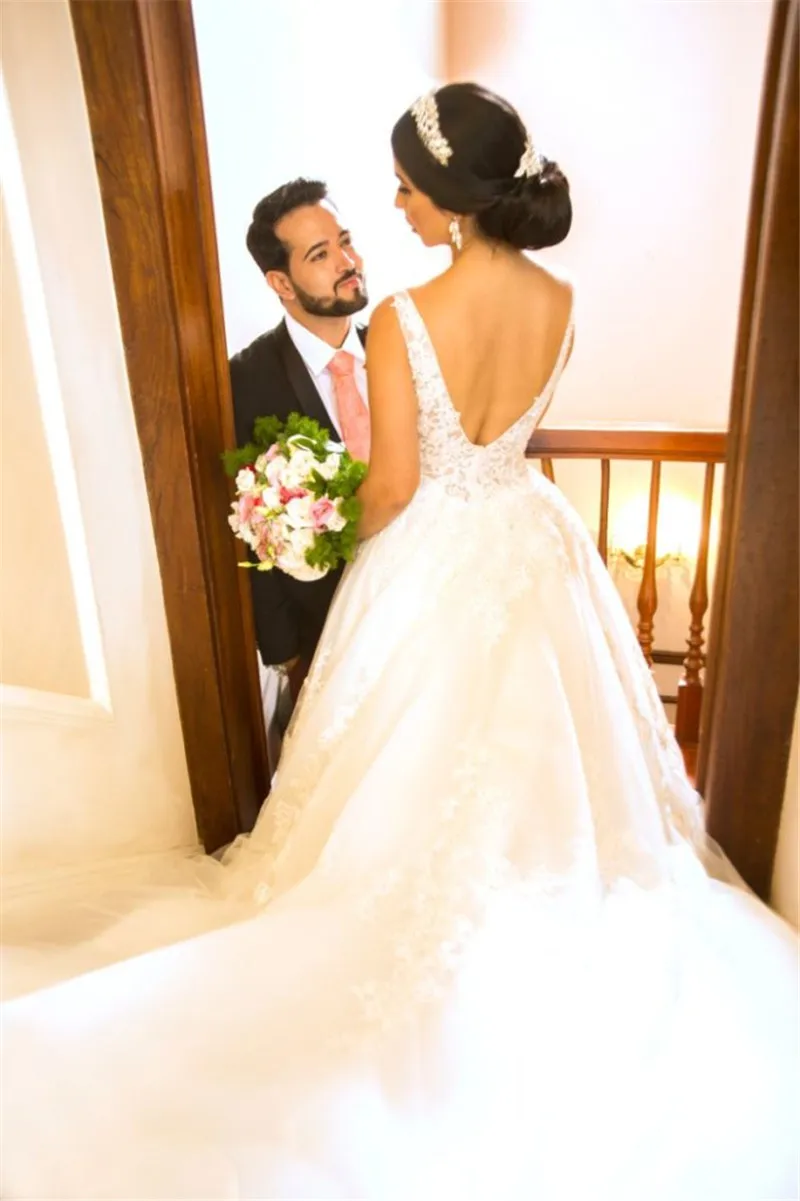 Рисунок 4 - Роскошное кружевное свадебное платье с открытой спиной