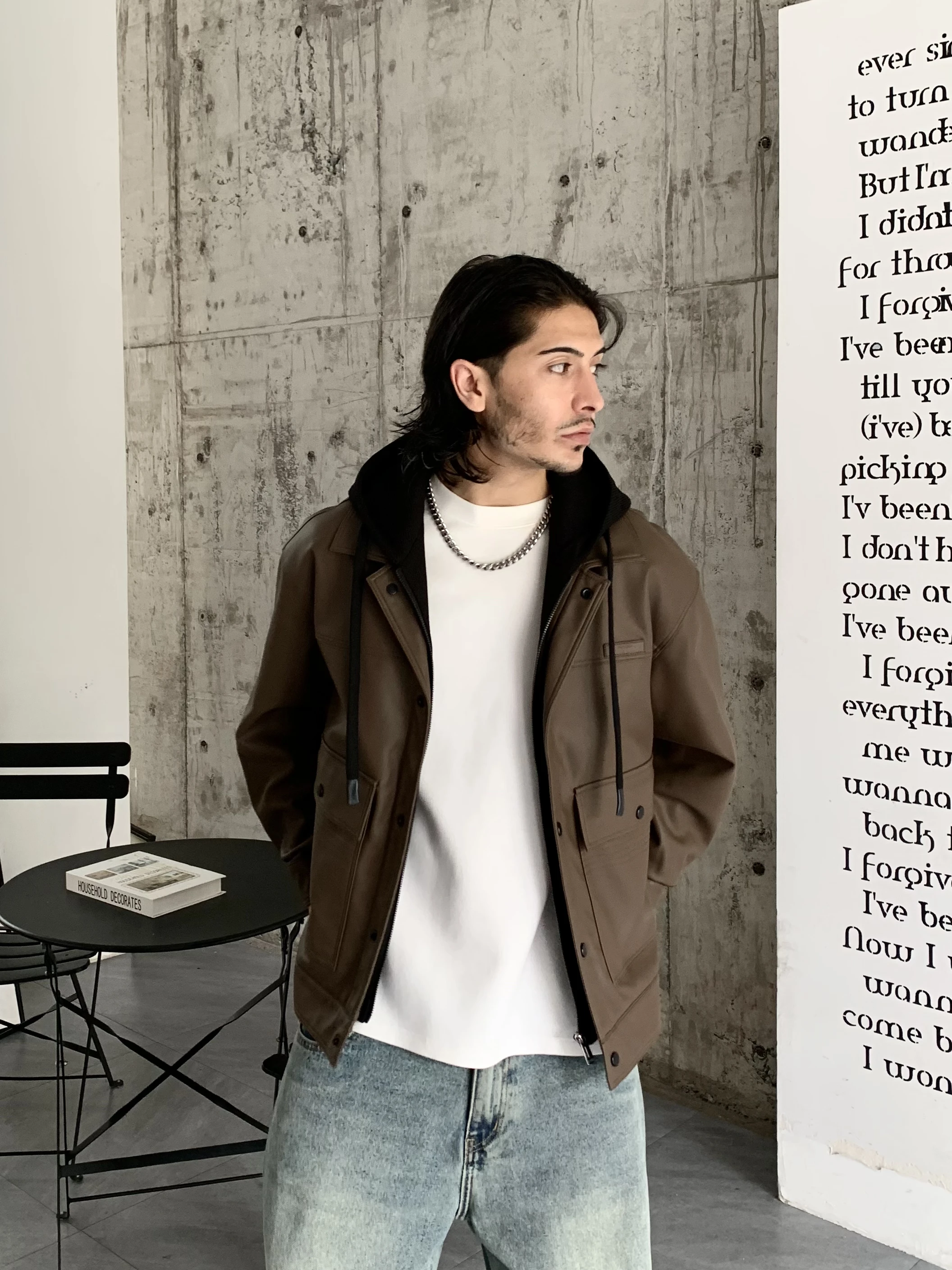 Кожаное пальто с капюшоном утолщенное кожаное лацканами на флисовой подкладке