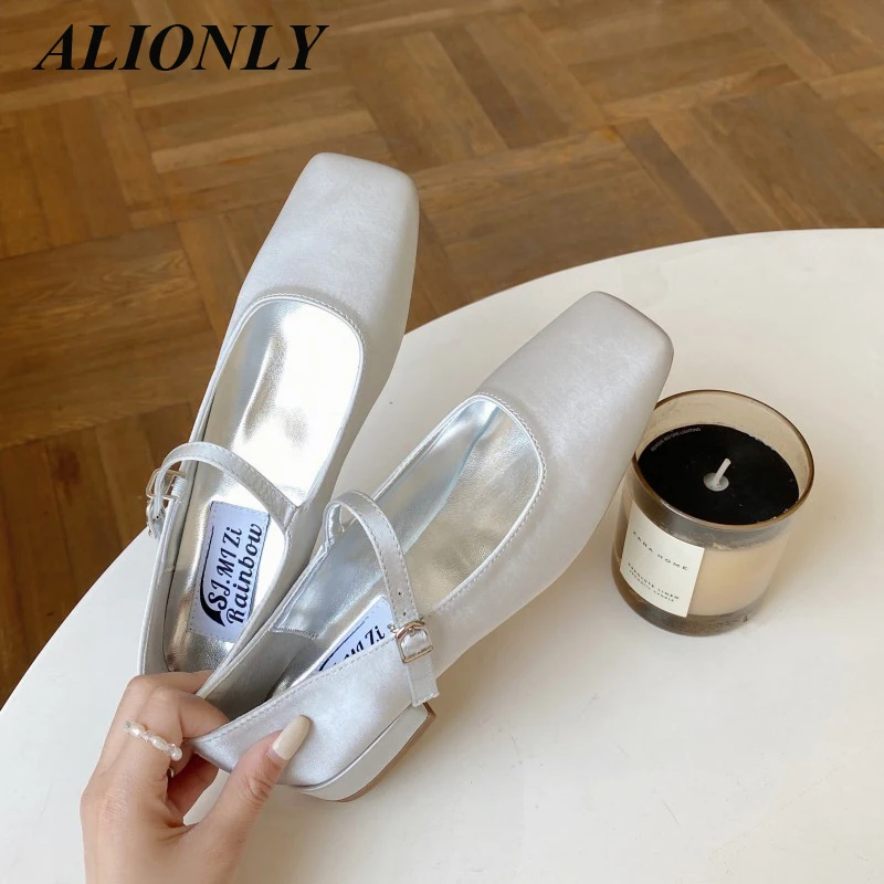 

Женские туфли на низком каблуке, с ремешком на пятке