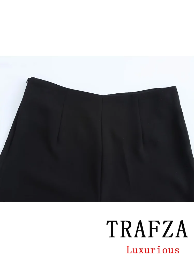 Женский костюм с поясом и V-образным вырезом без рукавов