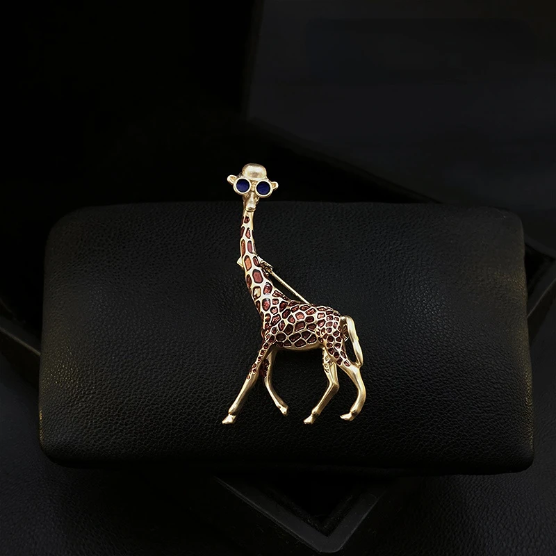 

Elegant Playful Giraffe Brooch Exquisite High-End Pin Cute Sweater Coat Corsage Accessories For Women Suit Animal Pins Jewelry
