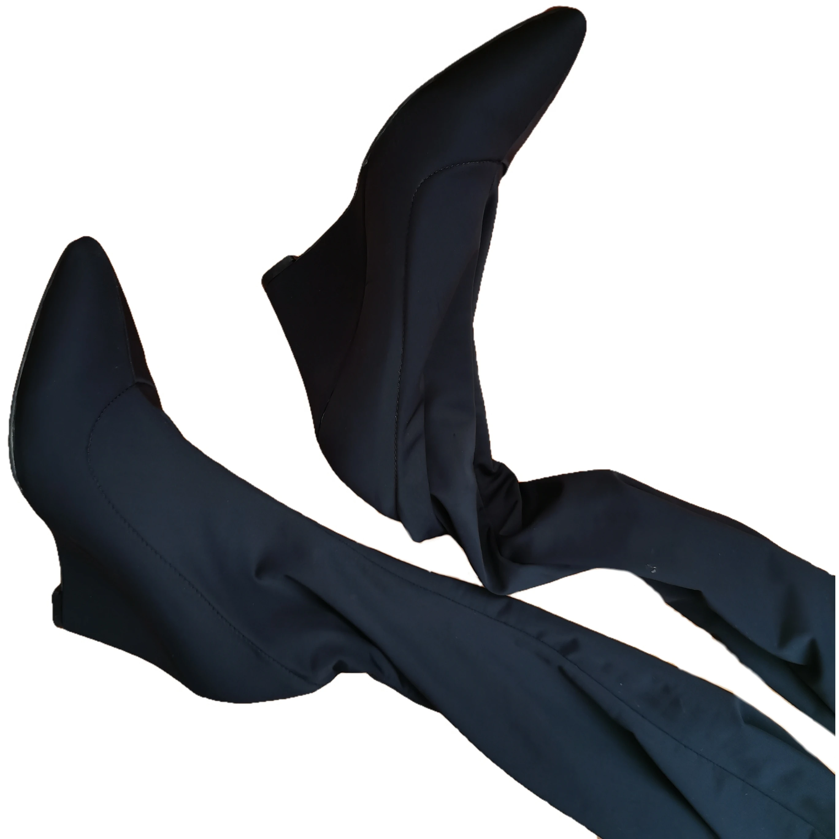 Женские кожаные сапоги до колена с острым носком на танкетке