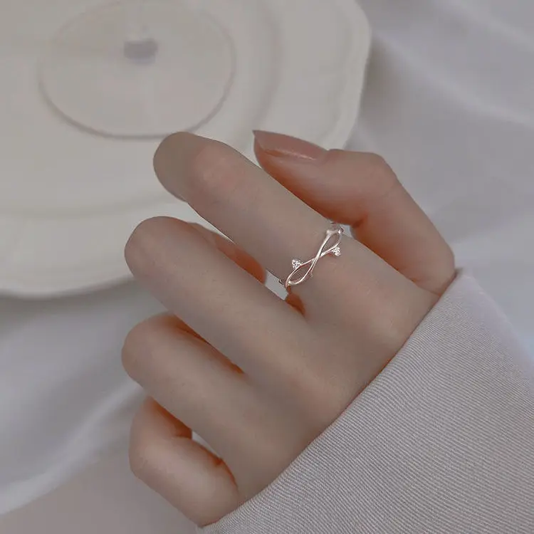 

Серебряное женское кольцо на указательный палец