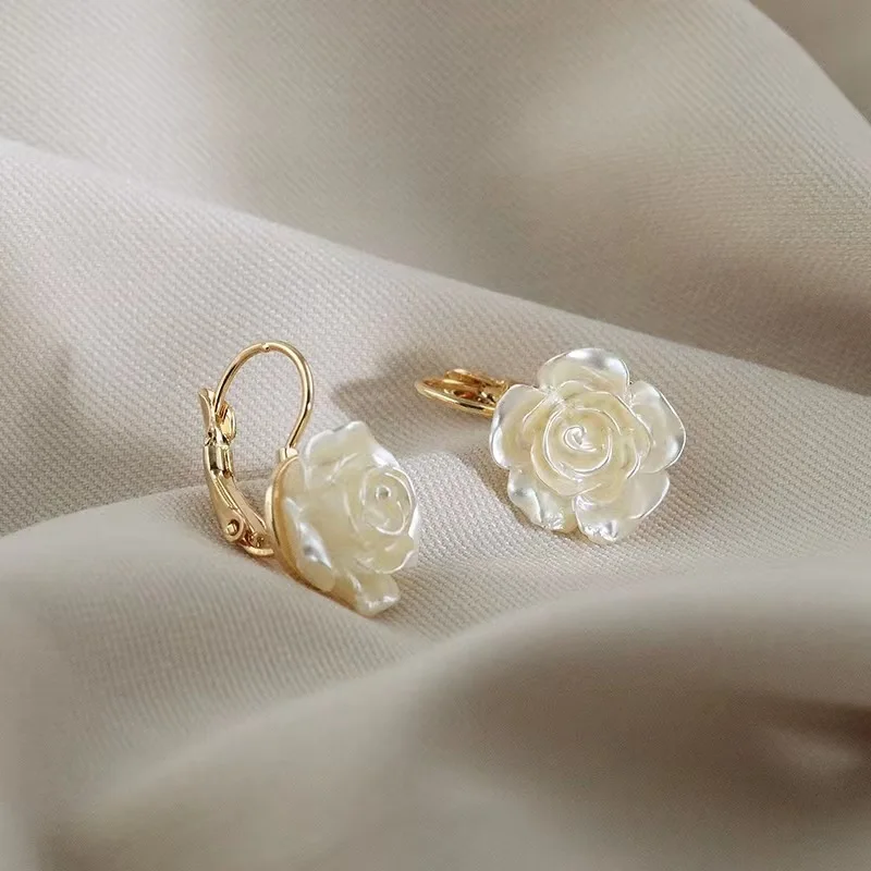

White Camellia Pendant Earrings Women Summer Elegant Korean Fashion Senior Sense Gold Party Jewelry Hot Selling Gifts