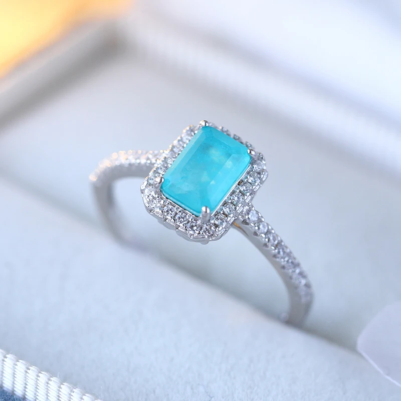 Женское прямоугольное кольцо из серебра 925 пробы с изумрудом и сапфиром