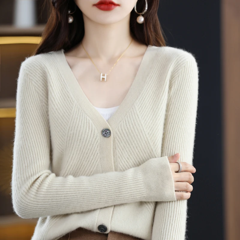 Женский вязаный кардиган с V-образным вырезом