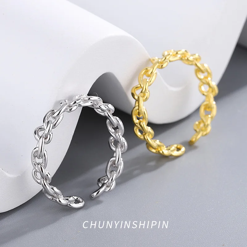 Женское кольцо из серебра 925 пробы с асимметричной цепочкой