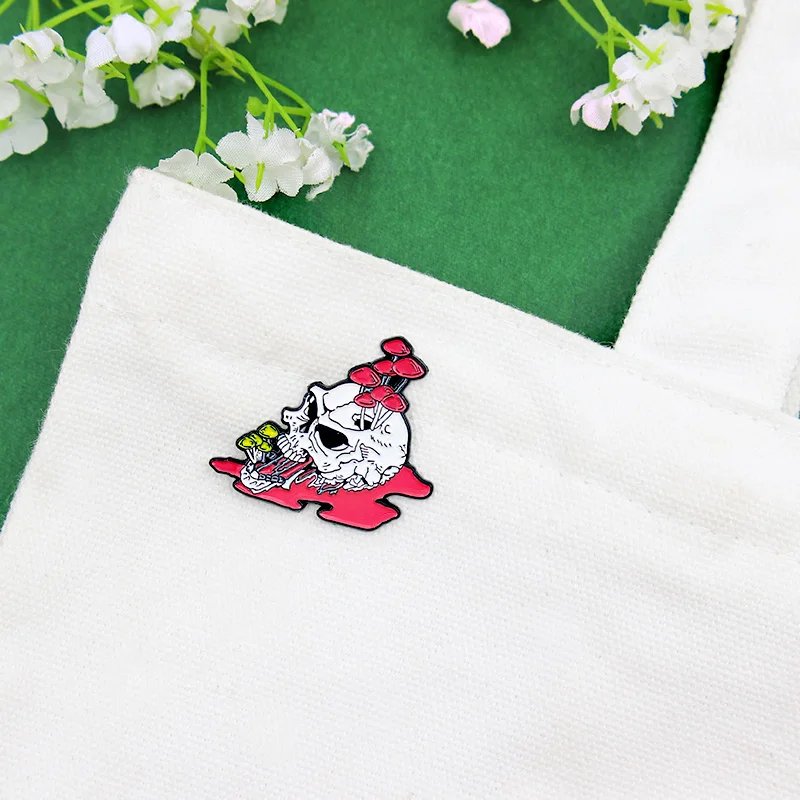 Череп большой рот цветок эмалированные булавки гриб голова скелета красный