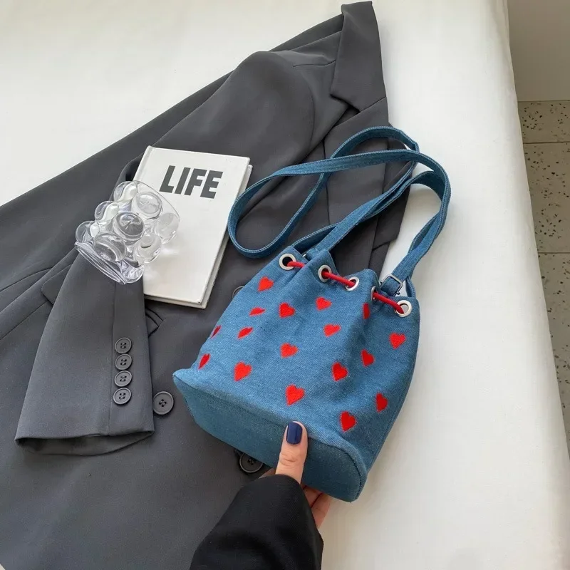 Женская сумка через плечо с вышивкой и завязкой