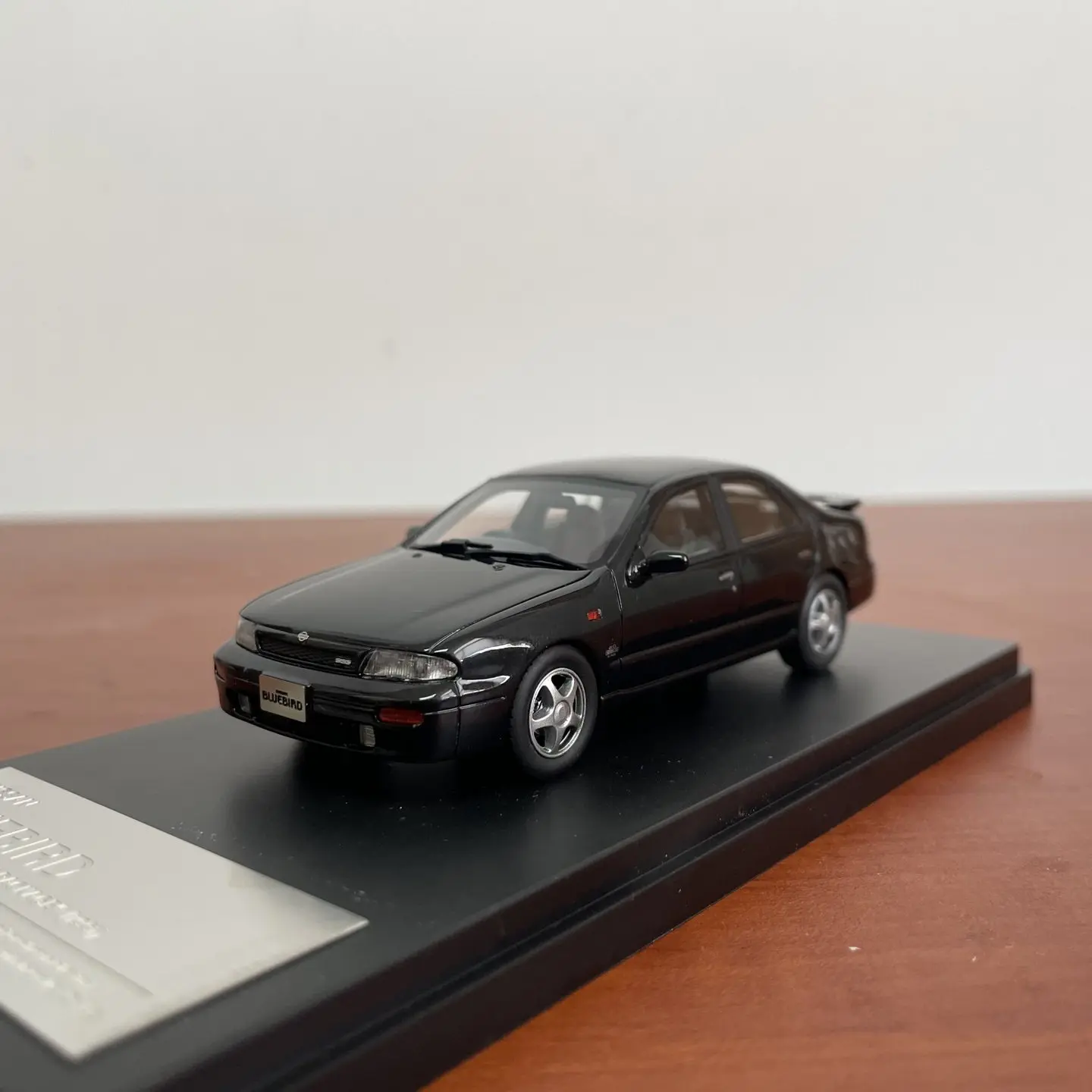 Фото Модель автомобиля Hi Story 1:43, масштабная, из смолы, черная, Nissan Bluebird U13 1991 года, классическая, ностальгическая, для взрослых, подарок, сувенир, статическая модель для демонстрации №1