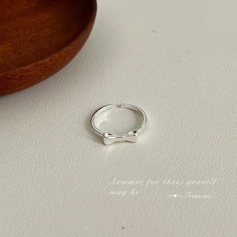 Модное роскошное женское кольцо нишевого дизайна элитное на ощупь новинка 2024