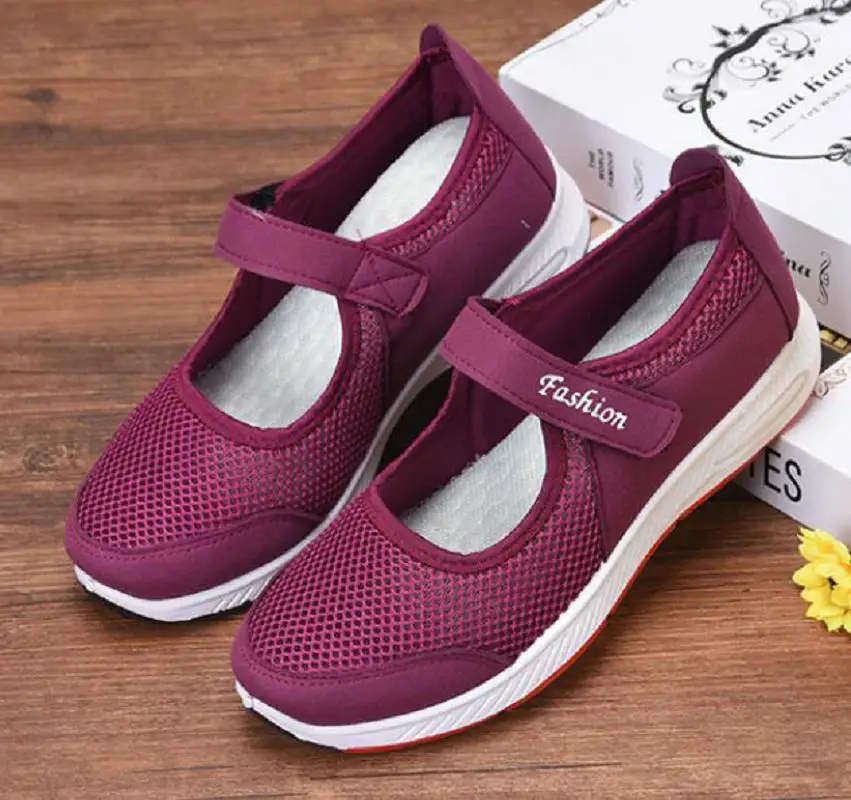 Hot selling elderly shoes summer sandals new hollow mother shoes travel outdoor mesh breathable sports casual shoes flat shoes