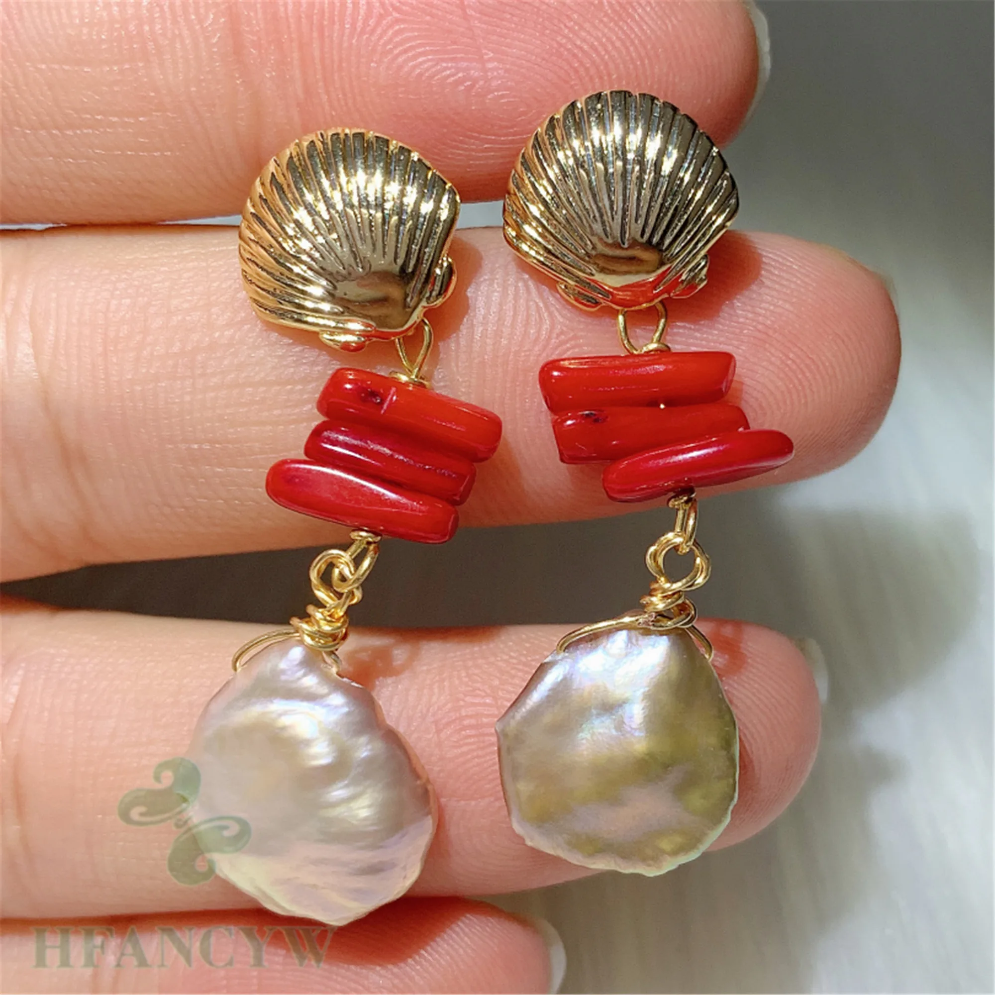 Серьги-гвоздики с пресноводным барочным жемчугом 18 К