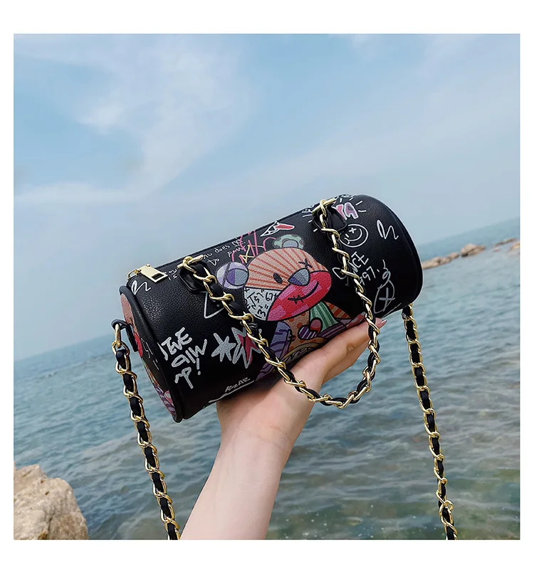 

Женская сумка-мессенджер с рисунком медведя и бочонка, с цепочкой