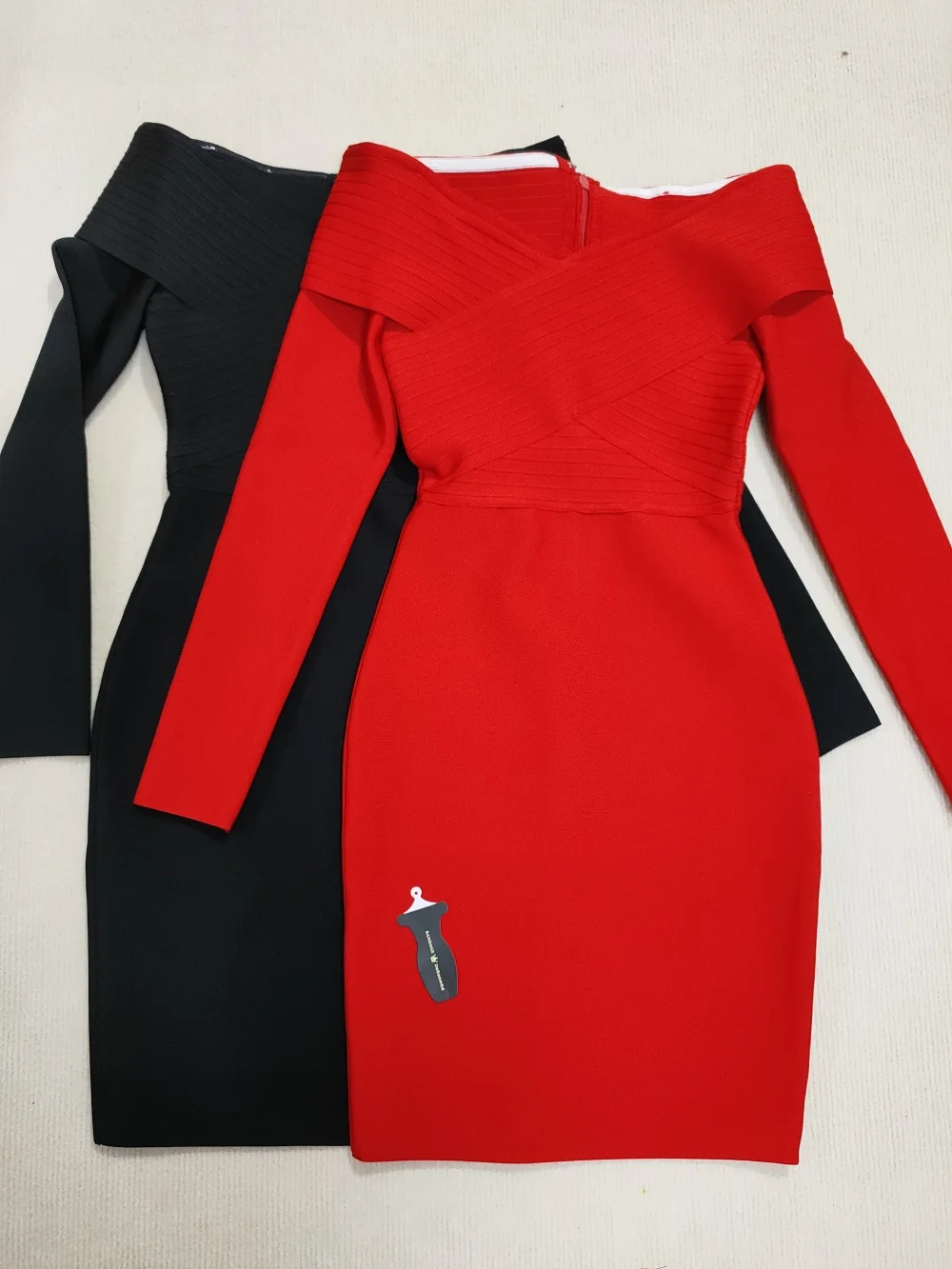 Женское Бандажное платье с открытыми плечами красное черное облегающее