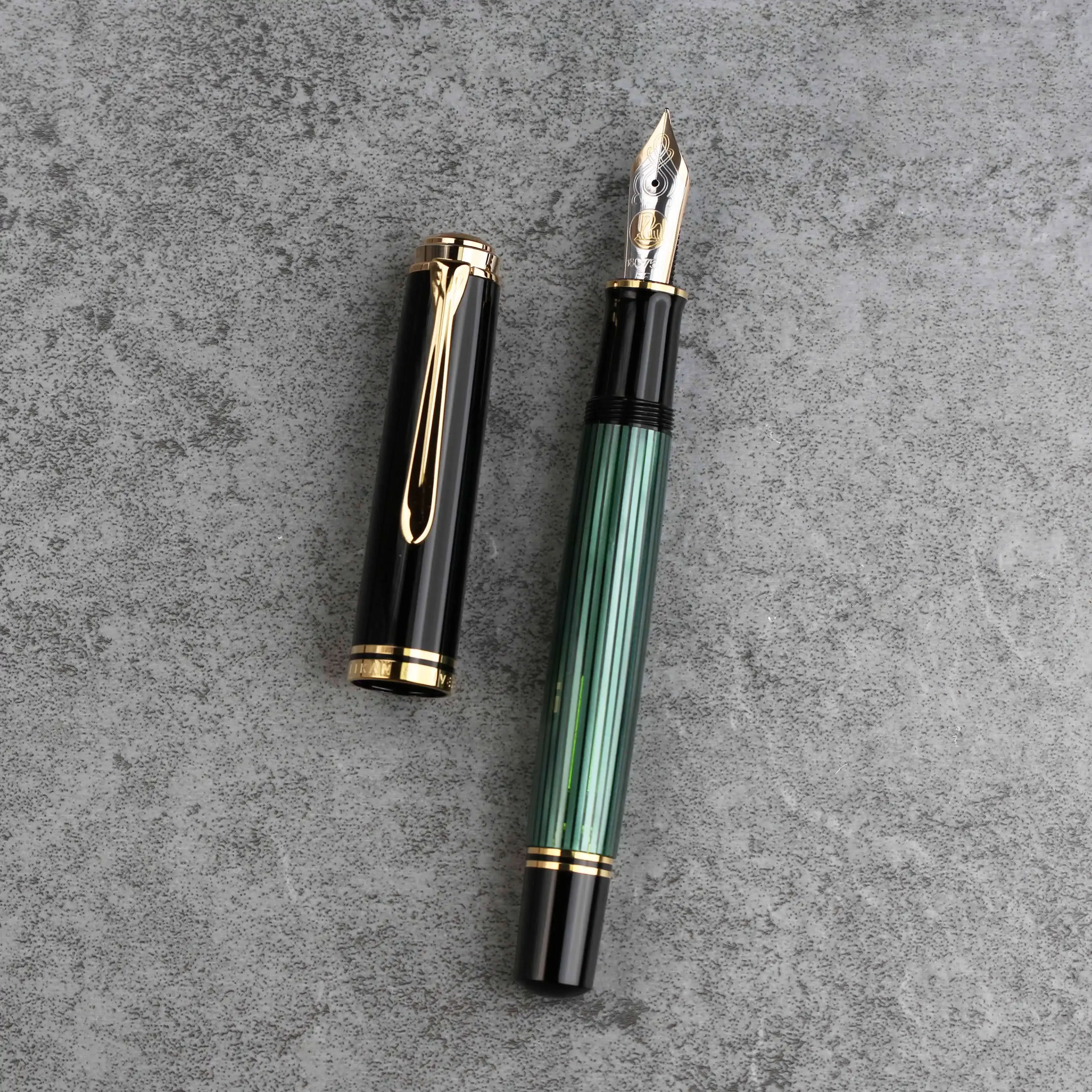 Фото Новая оригинальная немецкая перьевая ручка Pelikan M1000 с пером из 18-каратного золота, черная с зелеными и синими полосками, серия Emperor Sovereign, деловой подарок №5