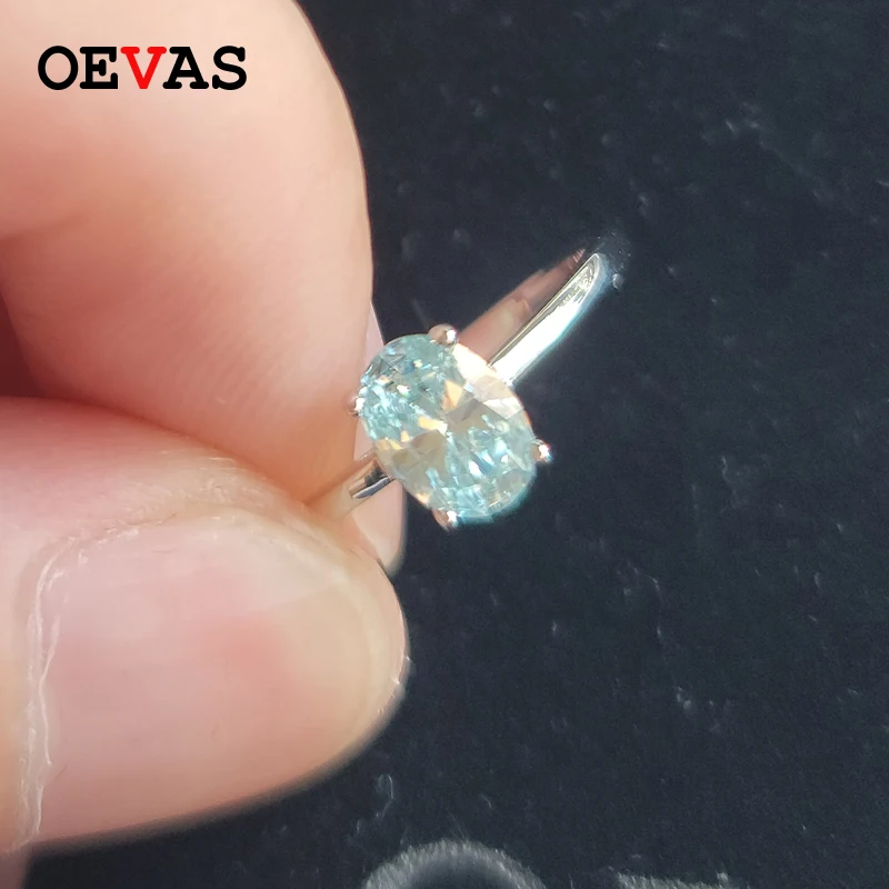 Овальное кольцо OEVAS с аквамарином и муассанитом
