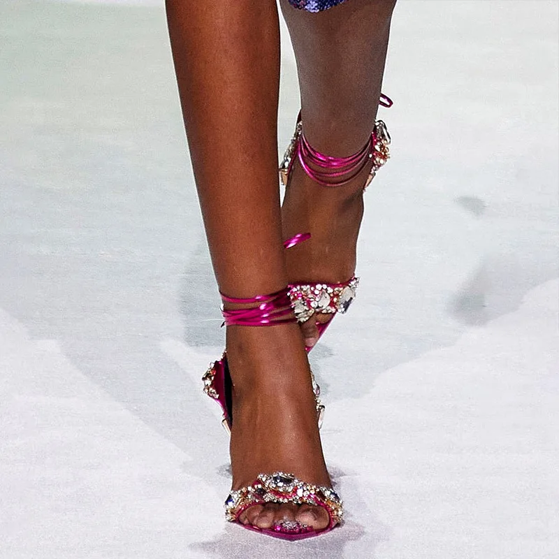 

Дизайнерские сандалии на шпильках с кристаллами, украшенные украшениями, с острым носком и ремешком на щиколотке, лакированные сандалии-гл...