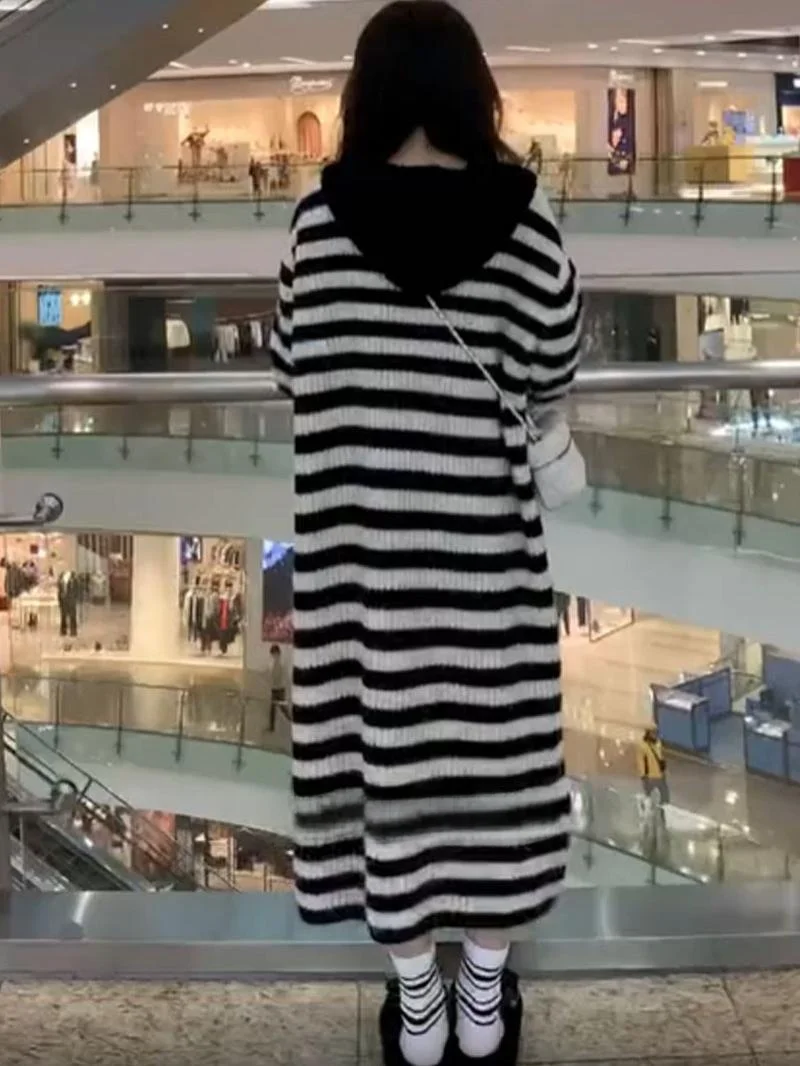 Трикотажное платье с капюшоном контрастного цвета в полоску. Женское новое