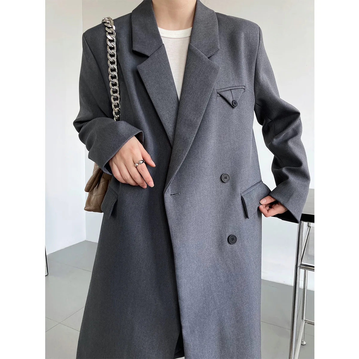 The temperament is over the knee, and the middle long suit coat is of high design for women