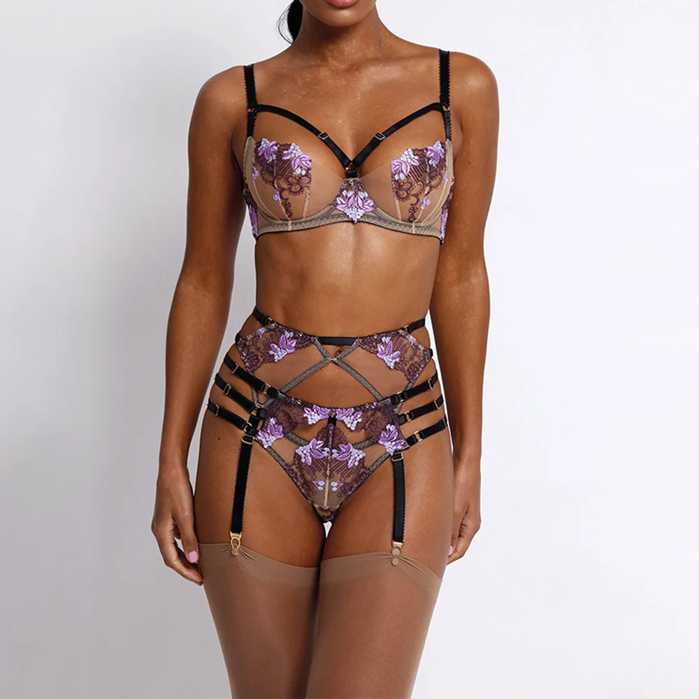 

Комплект женского кружевного нижнего белья из трех предметов