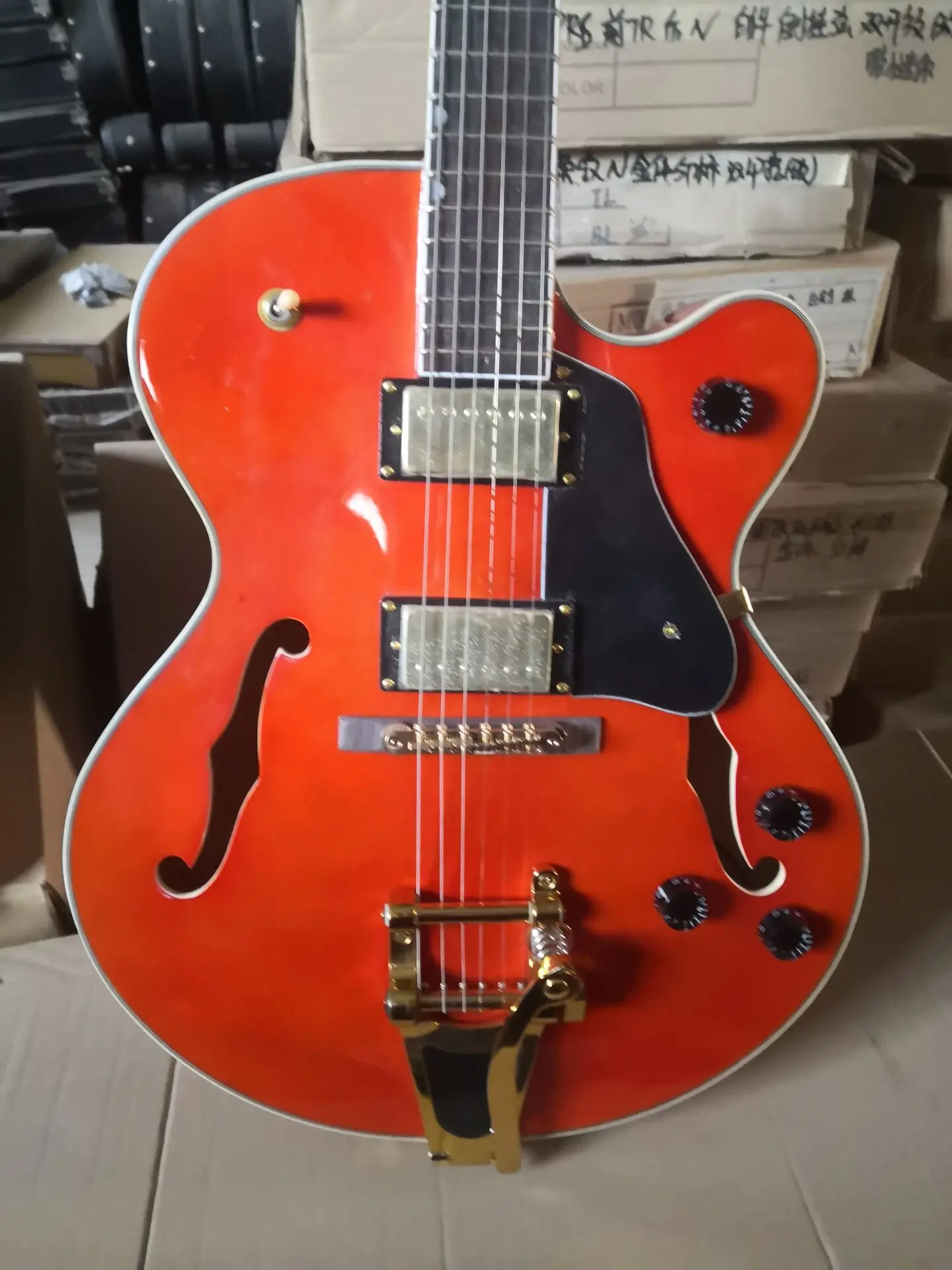 Оригинальная новая оранжевая полуполый корпус джазовая электрическая гитара с Bigsby Tremolo китайская фабрика по производству гитар 67