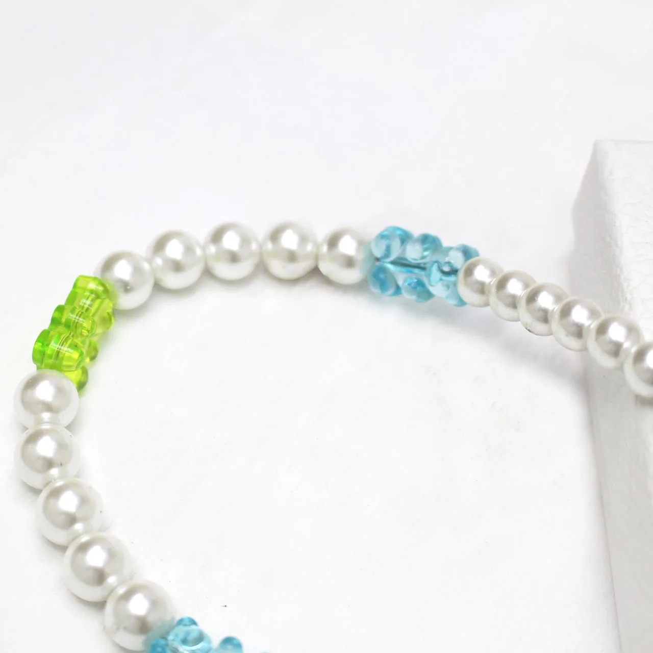 Минималистское и универсальное жемчужное ожерелье с плюшевым мишкой во