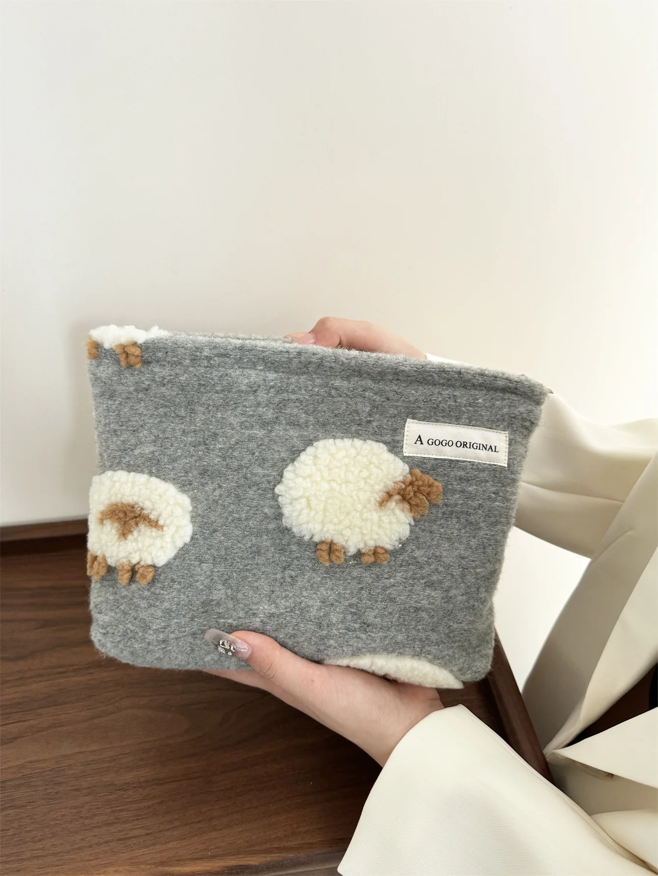 

Сумка для косметики из овечьей шерсти