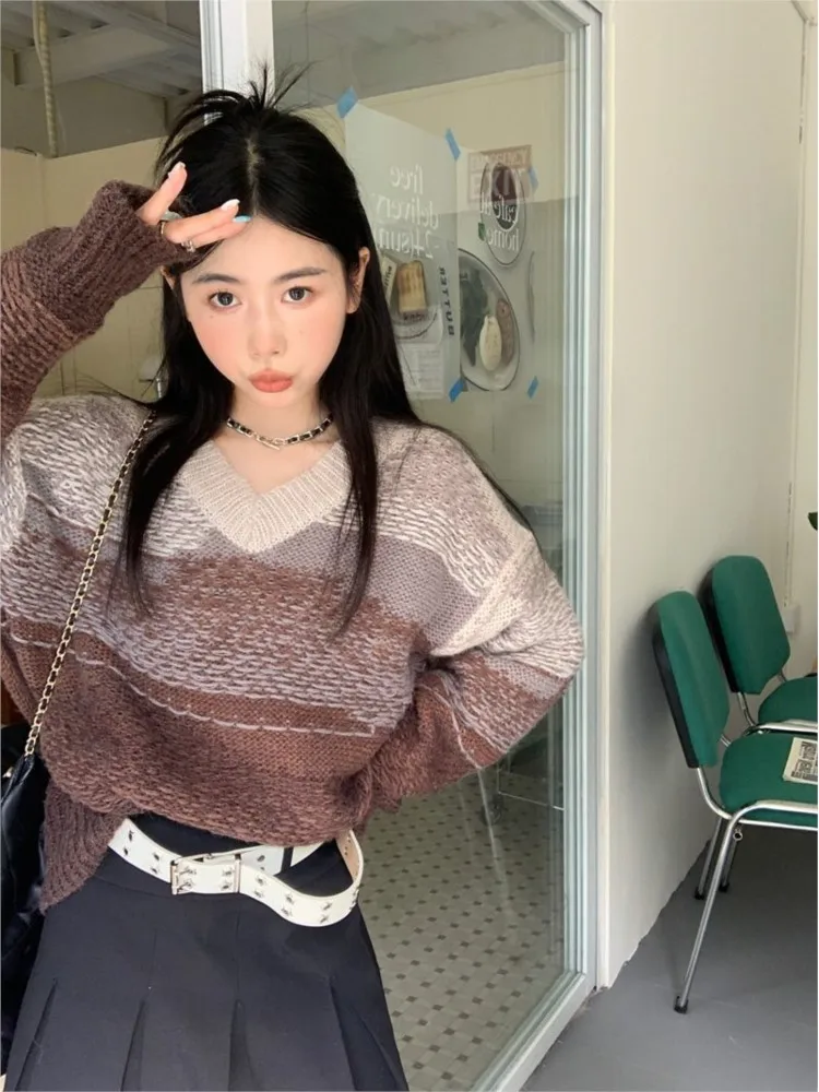 

Женский осенне-зимний вязаный свитер с V-образным вырезом