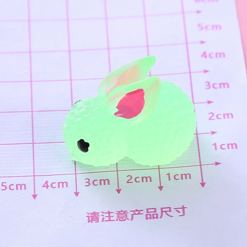 

Мини-фигурка кролика из пластика