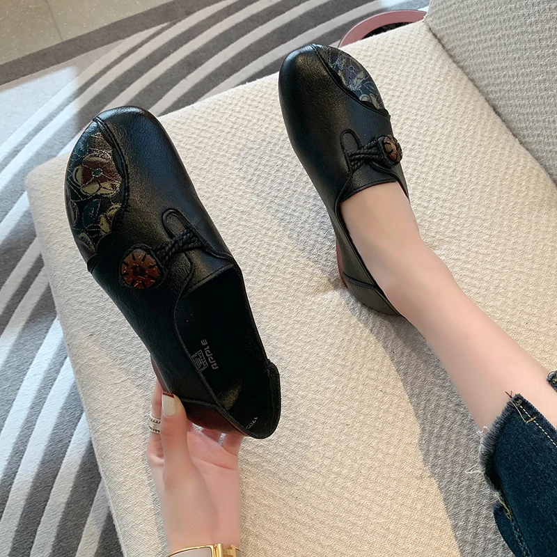 

Women Soft Leather Shoes 2022 New Summer Loafers Women's Slip-on Soft Sole Flat Shoes Vintage Fashion Leather Shoes Plus Size 40