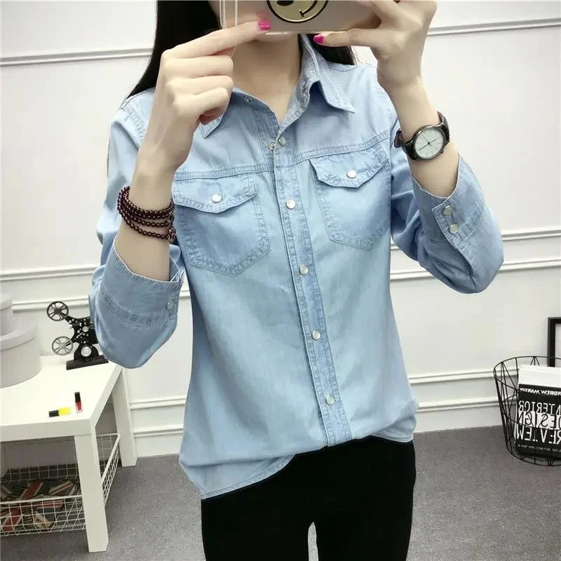 Женская хлопковая джинсовая рубашка с отложным воротником и карманами